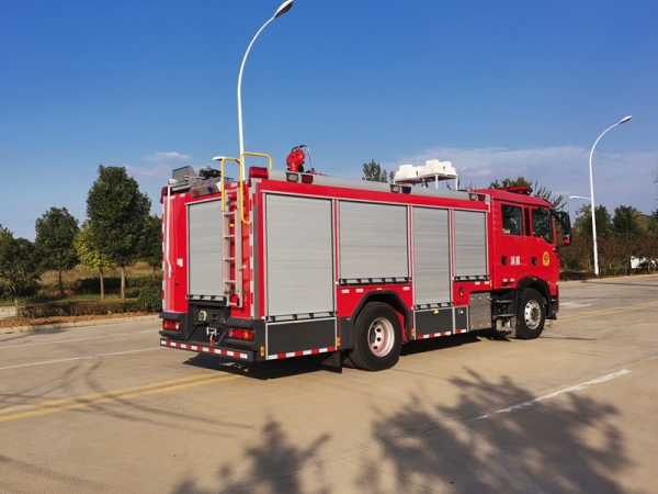 汕德卡壓縮空氣泡沫消防車