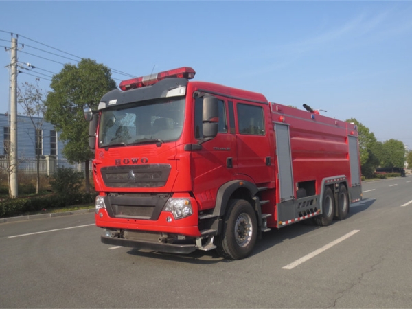 重汽豪沃16噸水罐消防車