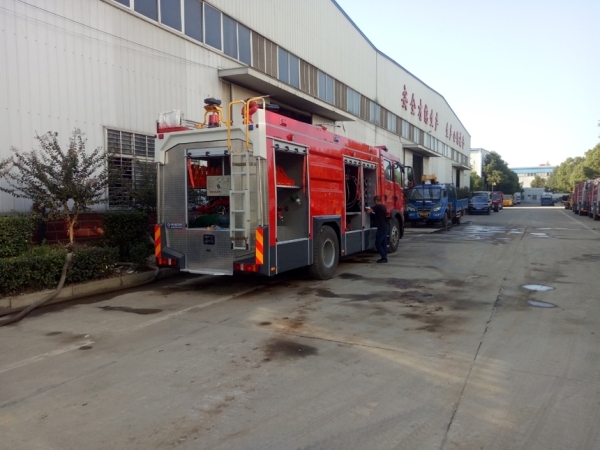 干粉水聯(lián)用消防車(chē)