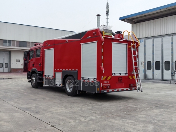 汕德卡7.2噸泡沫消防車