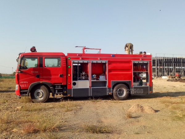 豪沃7噸干粉泡沫聯(lián)用消防車(chē)